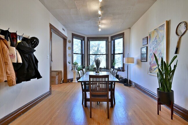 Building Photo - 911 W Dakin St