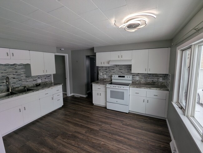 Building Photo - 520 E Washington St