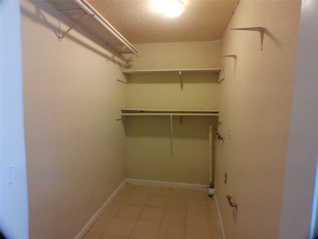 Building Photo - 1301 Glenmore Dr