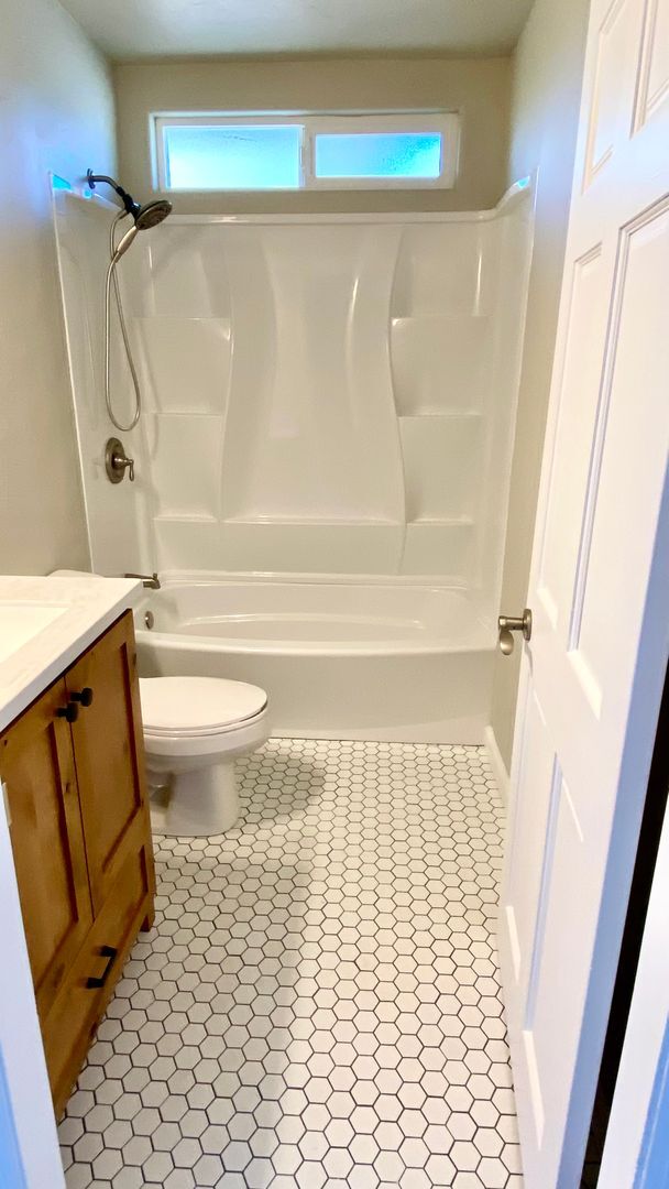 Building Photo - NEW TO THE MARKET Cozy 1 Bedroom 1 Bathroo...