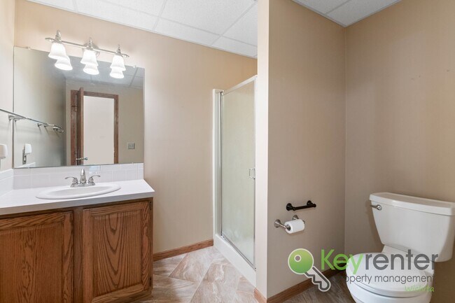 Building Photo - Beautiful 4 bed/3 bath with golf course vi...