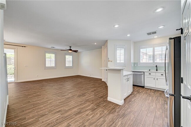 Building Photo - 25 Lone Cove Ct