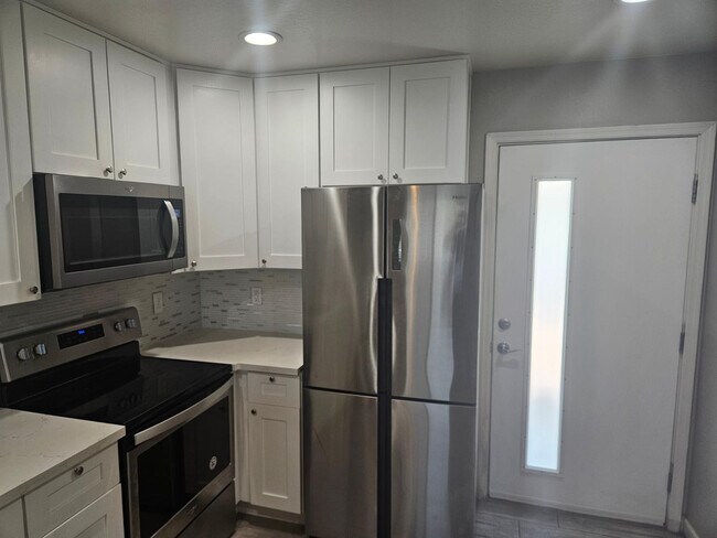 Building Photo - 935 E Roma Ave