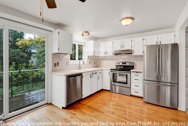 Building Photo - Charming Two Bedroom Condo with Close Access to I-5!