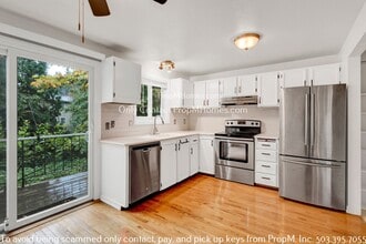 Building Photo - Charming Two Bedroom Condo with Close Access to I-5!
