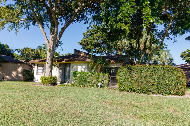 Building Photo - 8197 Royal Palm Ct