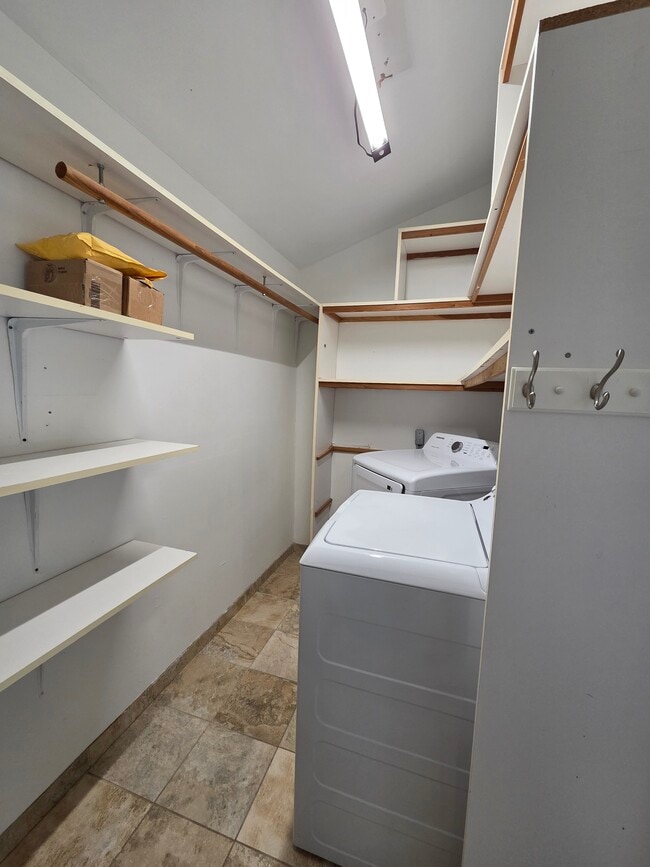 Building Photo - 1008 Macy St