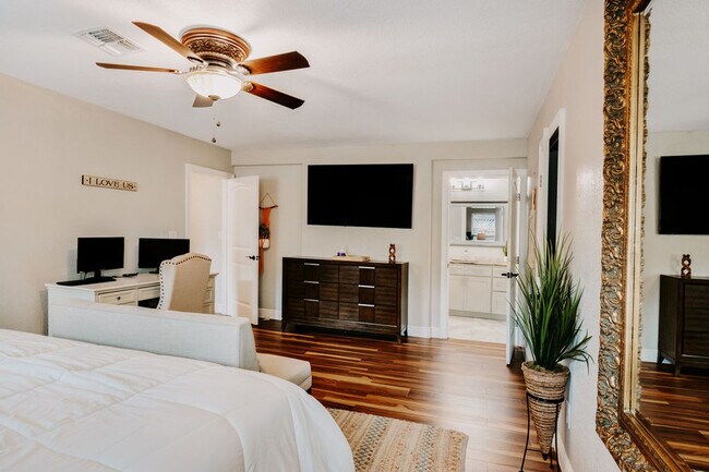 Building Photo - 134 Sinclair St