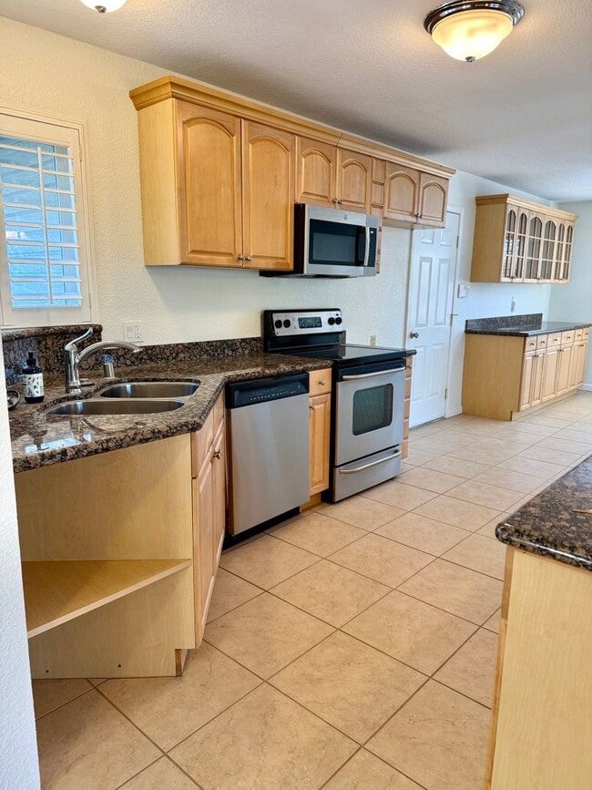 Building Photo - Beautiful Fair Oaks home