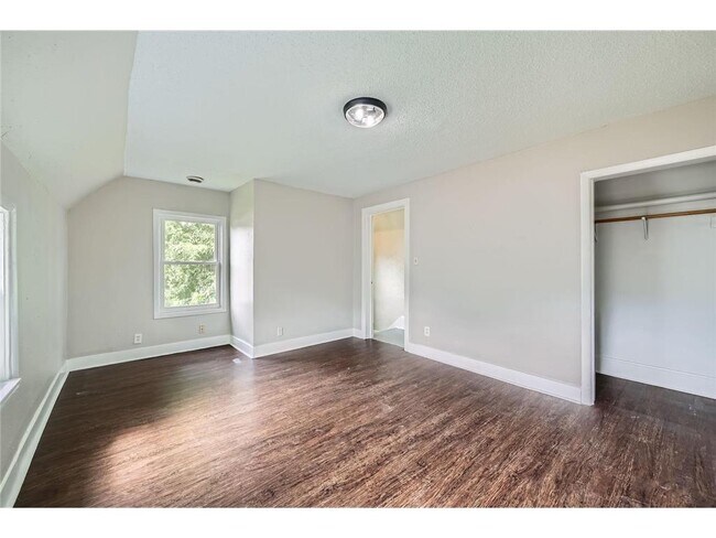 Building Photo - 911 Sims Ave