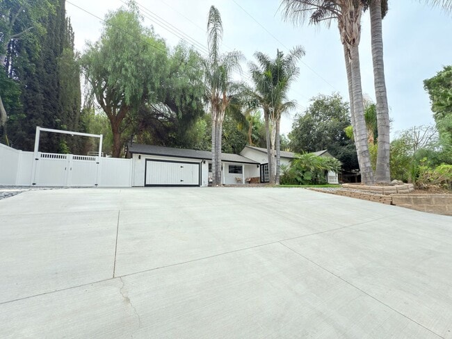 Building Photo - 9501 Clybourn Ave