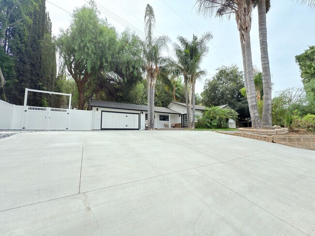 Building Photo - Luxury 3-Bedroom + Bonus Room Home in Gate...