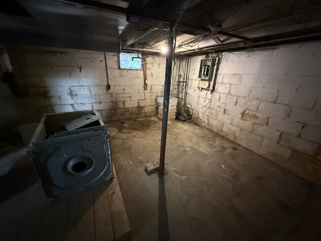 Building Photo - 1511 Stark Ave SW