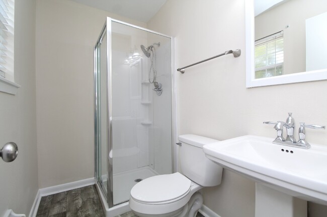 Building Photo - 3BR/2BA with Upgrades in Desirable Locatio...