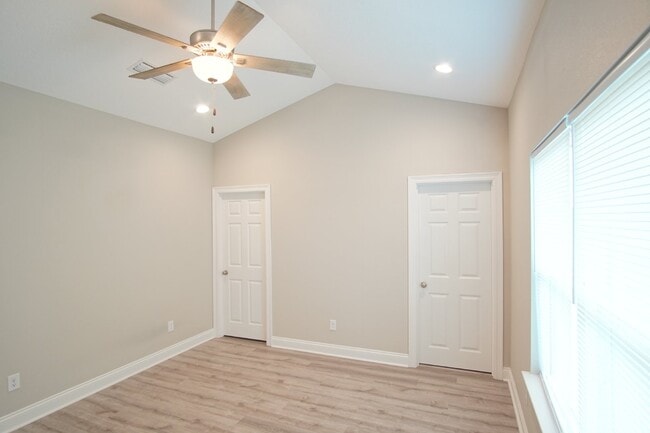 Building Photo - Beautiful Pet-Friendly 3BR/2BA Brick Townh...
