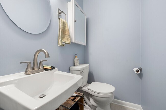 Building Photo - Elegant & Modern Home with Beautiful Interior