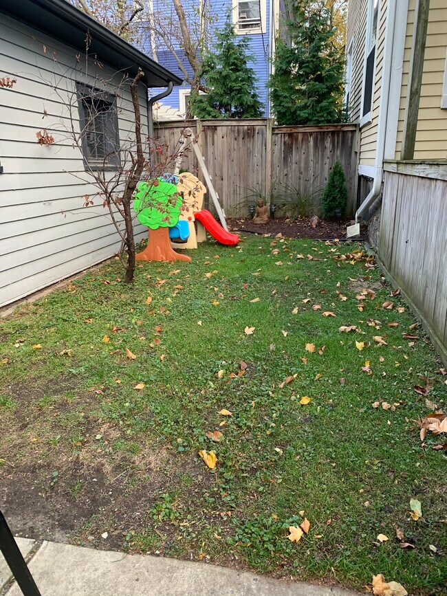 Building Photo - 910 Lake St