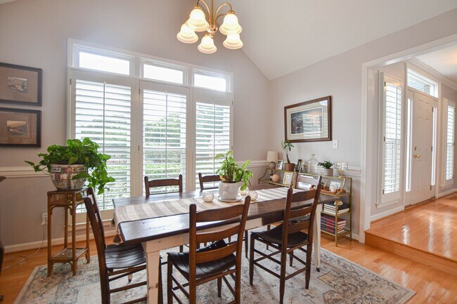 Building Photo - Pet Friendly Three Bedroom with Bonus!