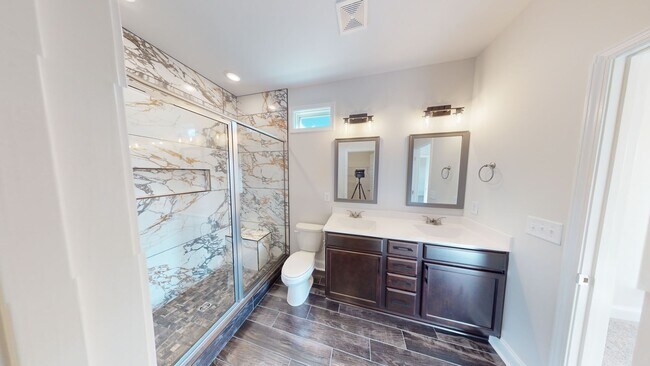 Building Photo - Modern Comfort, Great Location, and Pet-Fr...