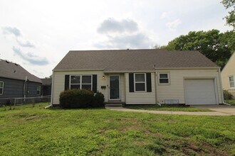 Building Photo - 2 Bedroom 1 Bath Home In Roeland Park
