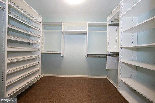 Building Photo - 1640 Oakwood Dr