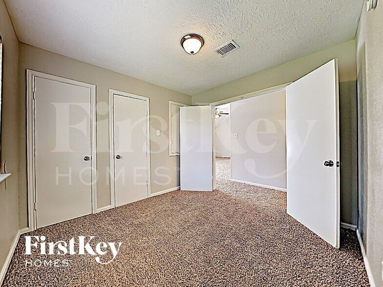 Building Photo - 17326 Davenway Dr