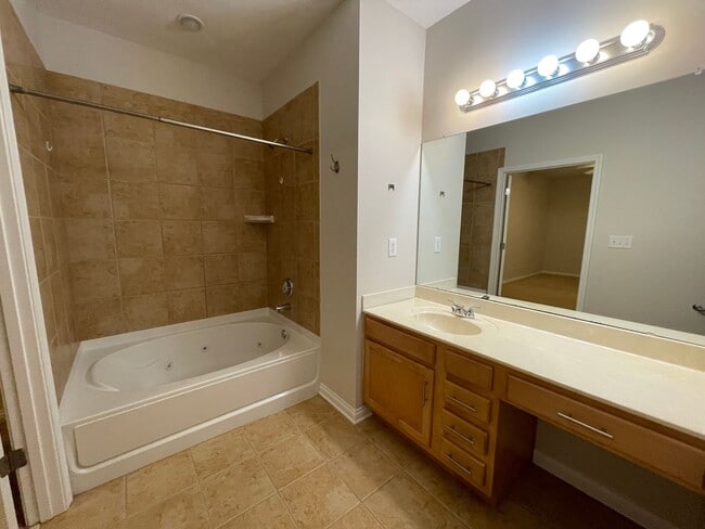 Building Photo - Beautiful 2 Bedroom Condo off of Shelbyvil...