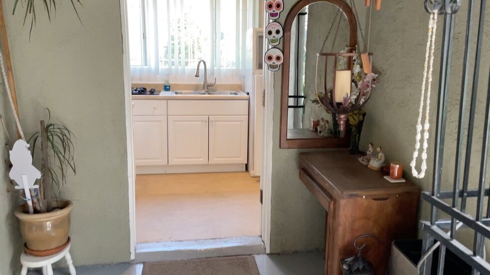 Building Photo - 840 Centinela Ave