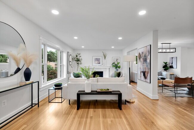 Building Photo - "Luxurious 6-Bed, 6-Bath Arlington Retreat...