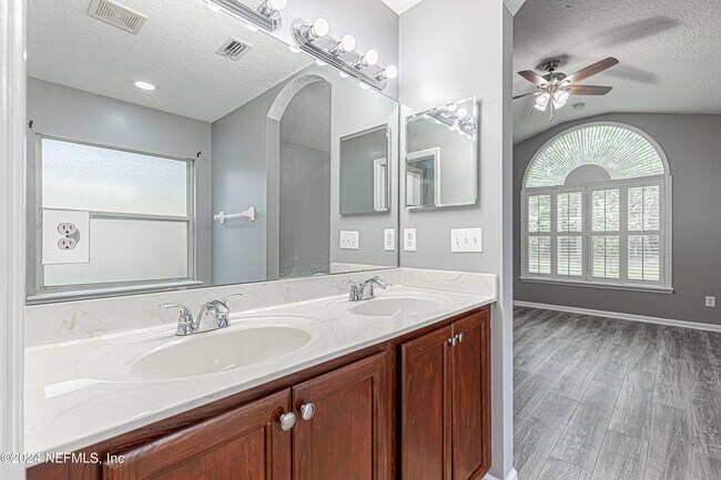 Building Photo - 2243 Trailwood Dr