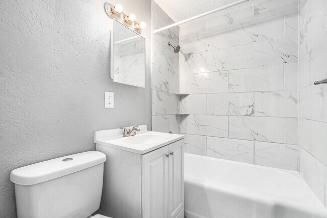 Building Photo - WOW! 4 BR, 1 BA: Move-In Ready!