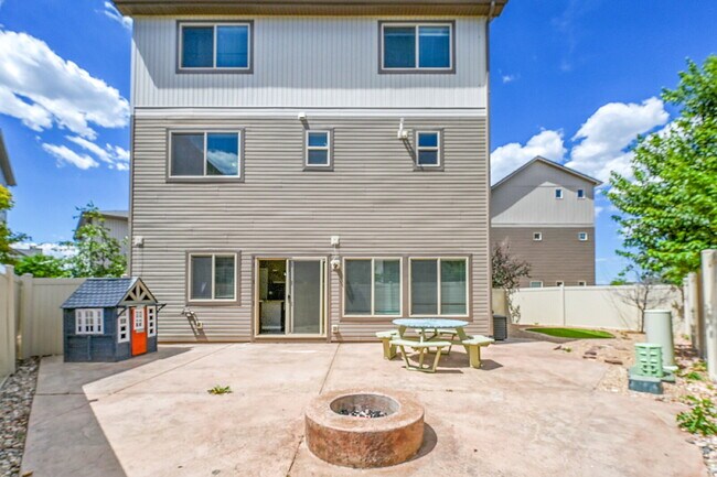 Building Photo - $2,550.00, 3 bed, 2.5 bath located in Colo...