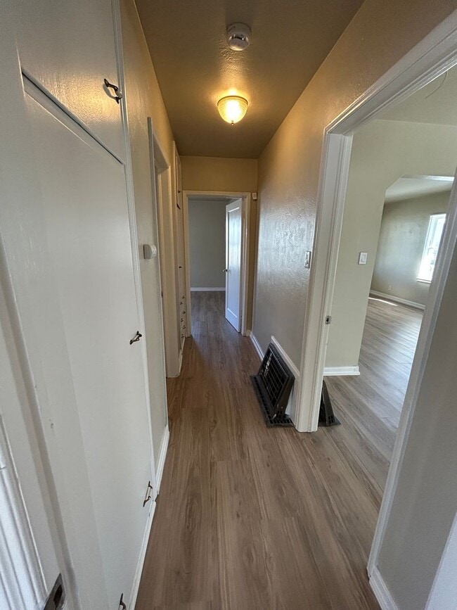 Building Photo - Newly Updated 2 Bed/1 Bath Home