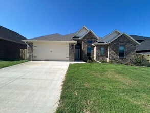 Building Photo - Beautiful Bentonville Home! 4 Bedrooms, 2 ...