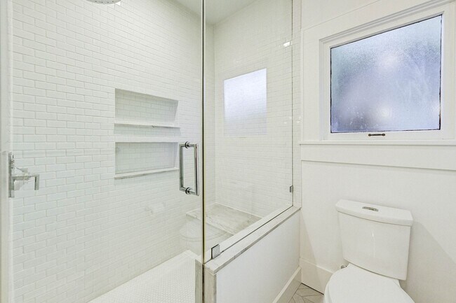 Building Photo - Completely renovated Heights historic bung...