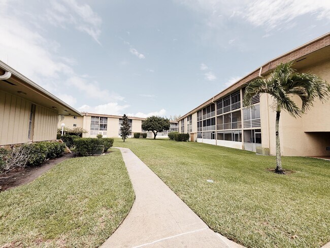 Building Photo - 600 Village Green Ct