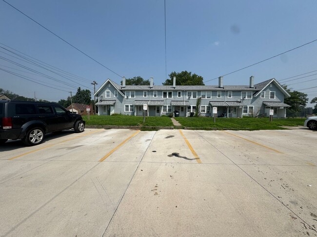 Building Photo - For Rent – Pet-Friendly 2 Bed, 1 Bath Town...