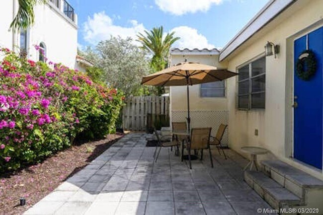 Building Photo - 531 NE 10th Ave