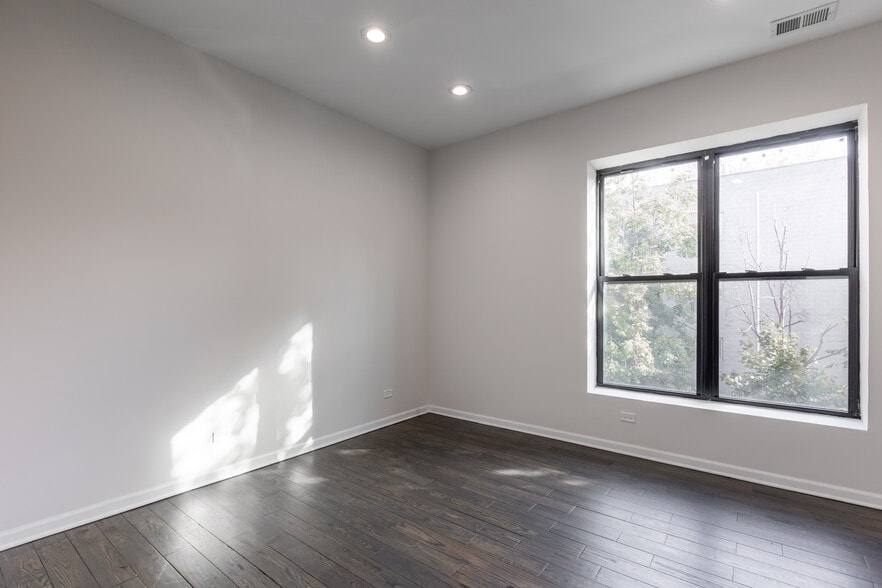 Building Photo - 2701 W Thomas St