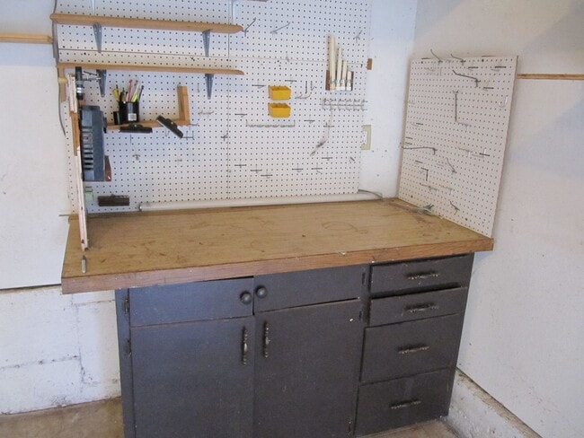 Building Photo - Three Bedroom Home in South Salem