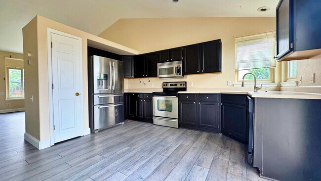 Building Photo - Welcome to this Fantastic 4 Bed 2.5 Bath i...