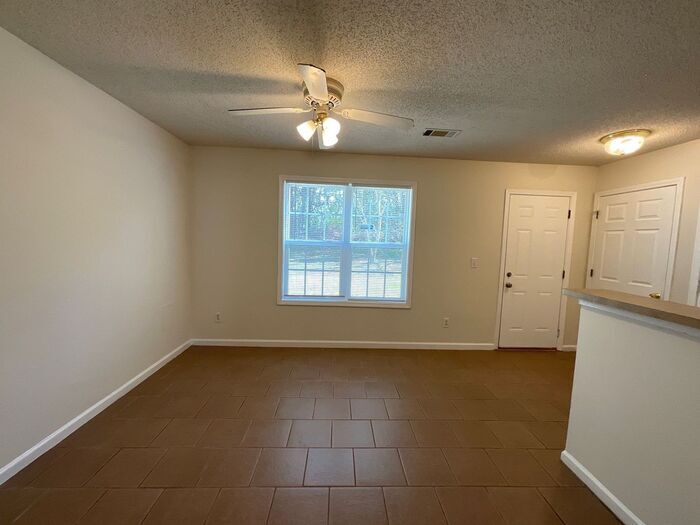 Building Photo - 1608 Hallmark Hills Dr