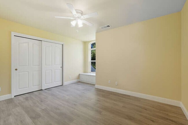 Building Photo - Spacious 5-Bedroom Home with Pool in NE Fr...