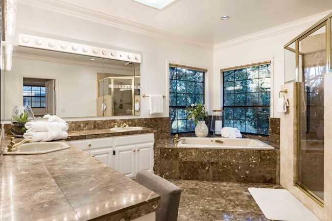 Building Photo - Luxurious Short Term Lease in Atherton: Ov...