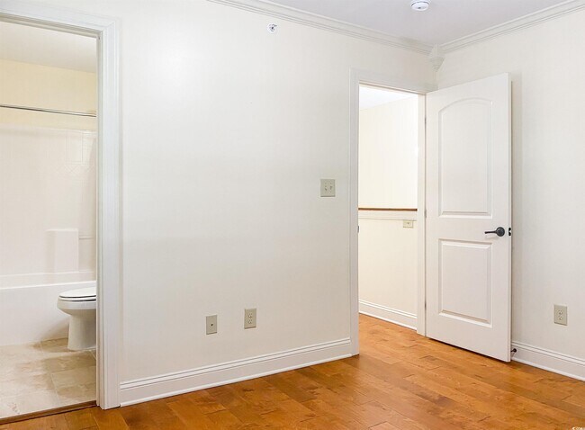 Building Photo - 780 Gabreski Ln