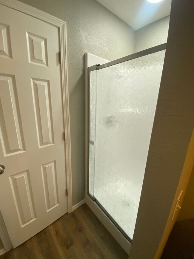 Building Photo - Newly remodeled 3 bedroom 2 bath home with...