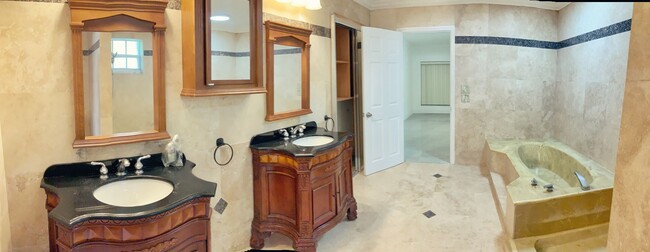 Building Photo - Charming 4-Bedroom, 3-Bath Home – Spacious...