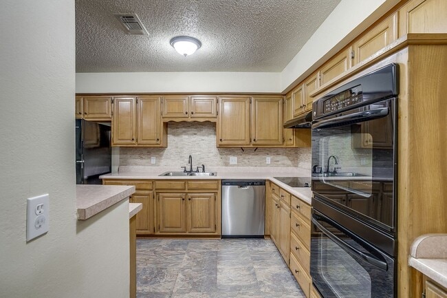 Building Photo - Amazing 4 Bedroom 2, Bath Home in Desirabl...