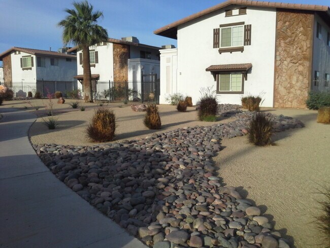 Building Photo - 2095 Cottonwood Cir