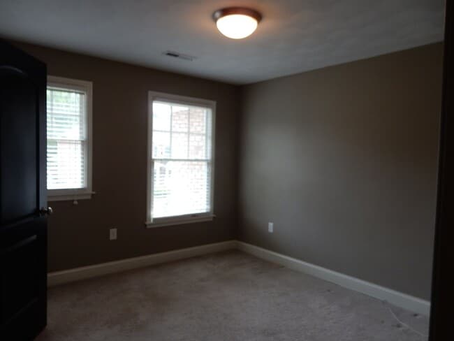 Building Photo - Like New Townhome in Old SW! Close to Cari...